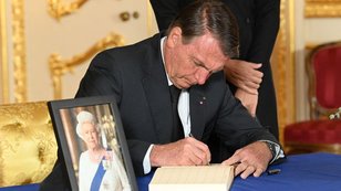 Bolsonaro usa politicamente enterro da Rainha