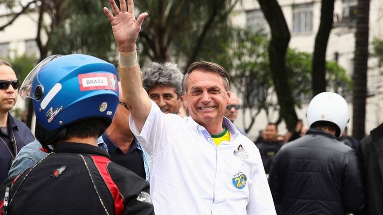 Cartão corporativo de Bolsonaro foi usado para comprar antidepressivos e bancar motociatas