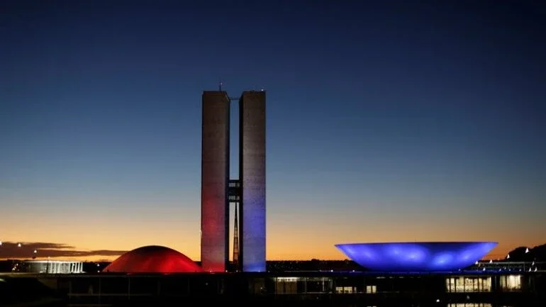 O amor e o poder: conheça os casais formados entre políticos