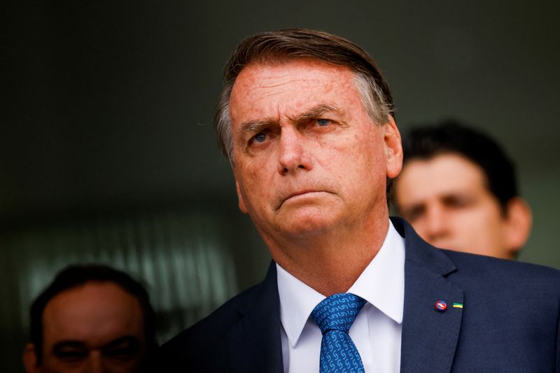 Derrota de Bolsonaro nas eleições gera demissões, luto e cancelamento de shows