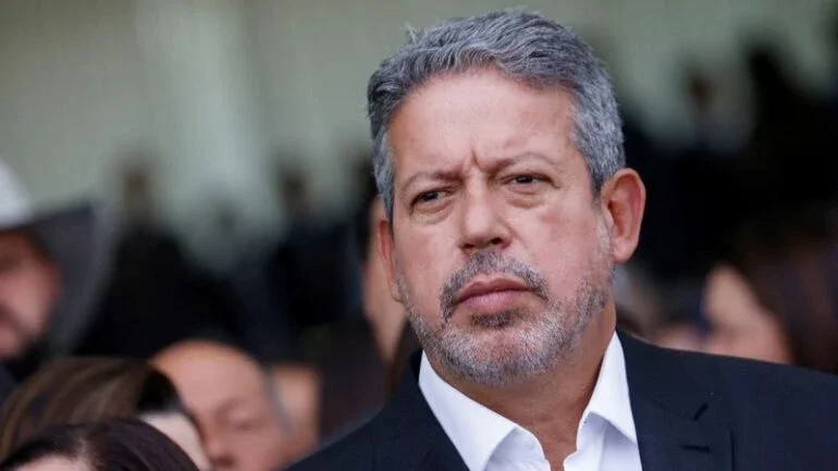 O reinado de Arthur II e a fome dos indiozinhos Yanomamis