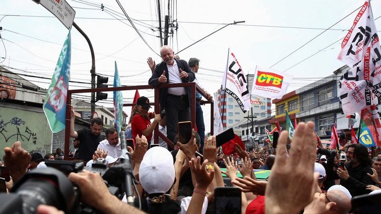 Lula pede paciência e diz que pegará país quebrado se eleito