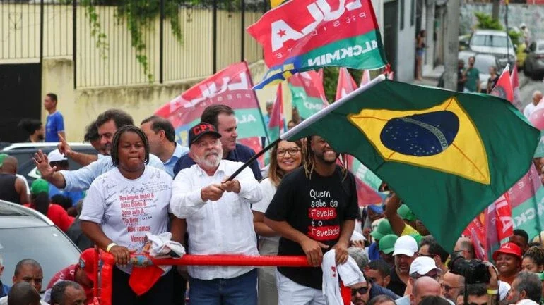 TSE manda remover propaganda de Bolsonaro que vincula ida de Lula ao Alemão à ligação com traficantes