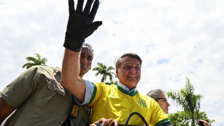 Bolsonaro lança compromissos na véspera da eleição e diz que não ampliará STF