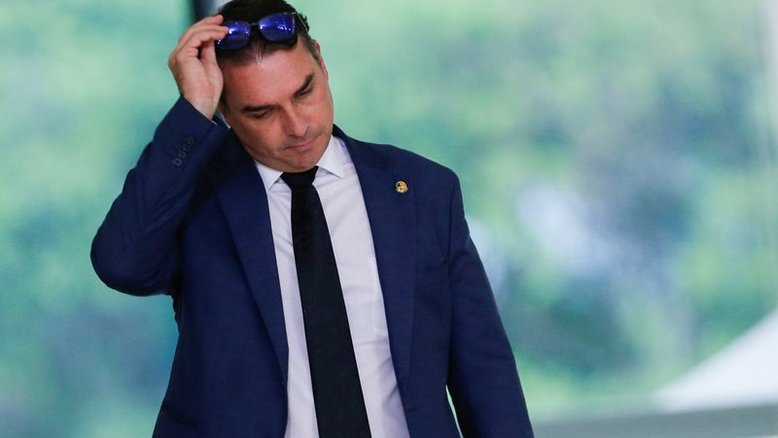 Flávio Bolsonaro provoca Lula após cirurgia no Sírio-Libanês: 'Viva o SUS'