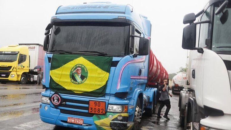 Caminhoneiros bloqueiam rodovia em Itaboraí (RJ)