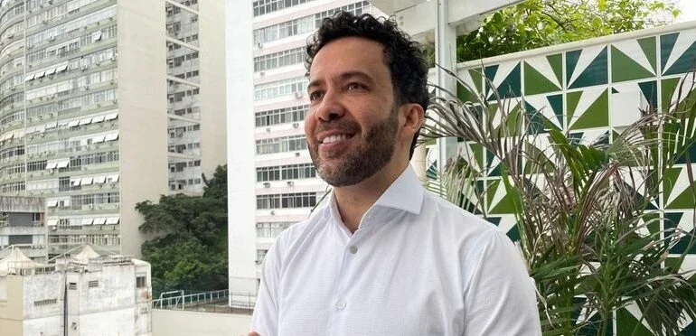 Bolsonaro aciona STF contra deputado André Janones por calúnia e injúria