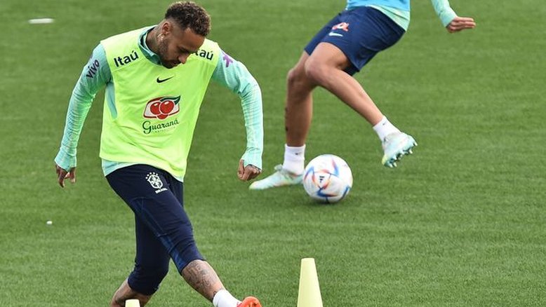Bruno Guimarães e Alex Telles sofrem sustos em treino da seleção