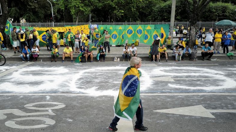 Exército se irrita com postagens que chamam generais de "melancia"
