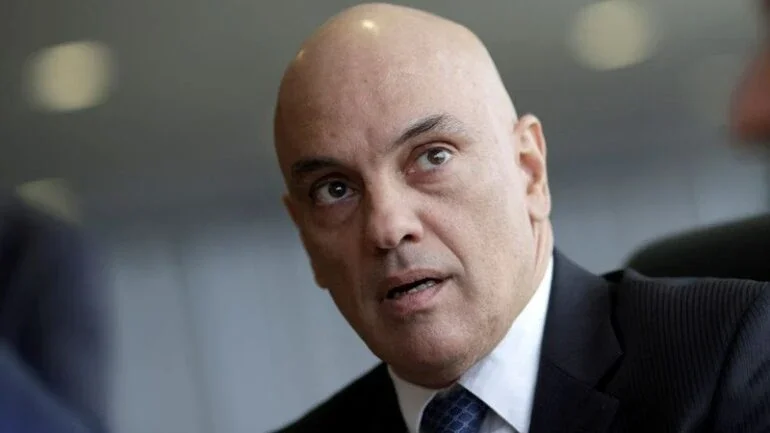 Moraes diz que Zambelli desestabiliza instituições e nega desbloquear perfis