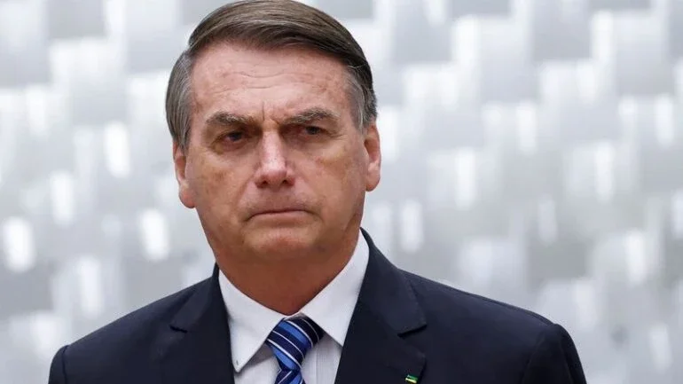 Bolsonaro diz a golpistas que eles decidem rumo das Forças Armadas e os insta "a fazer a coisa certa"