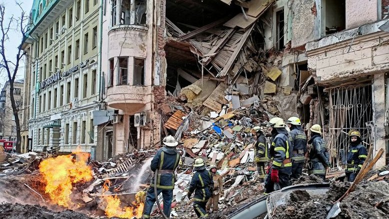 Equipes de resgate trabalham em prédio atingido por ataque aéreo