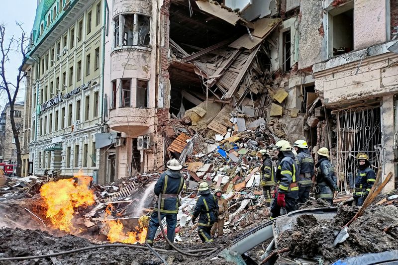 Equipes de resgate trabalham em prédio atingido por ataque aéreo