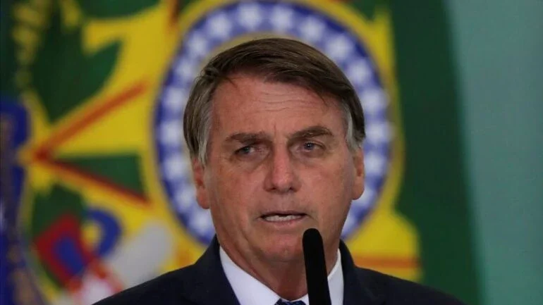 Bolsonaro diz que pode substituir presidente da Petrobras e fala em privatização