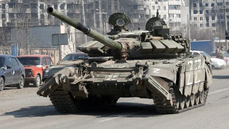 Ucrânia tenta retirar civis às pressas enquanto forças russas atacam leste e sul
