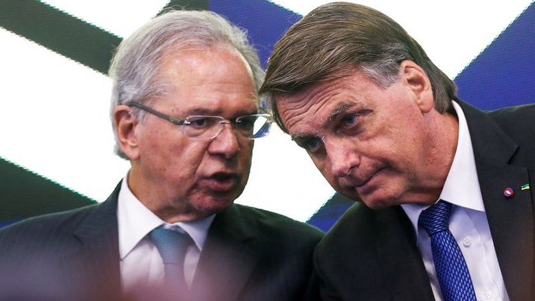 Tem que ver se quer continuar, a princípio continua, diz Bolsonaro sobre Guedes em caso de reeleição