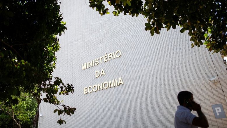Governo propõe meta de déficit de R$65,9 bi em 2023 e vê contas no azul em 2025