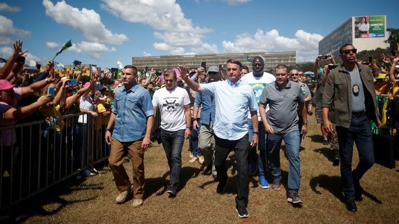 Manifestações pró-governo são a favor da democracia e da Constituição, diz Bolsonaro