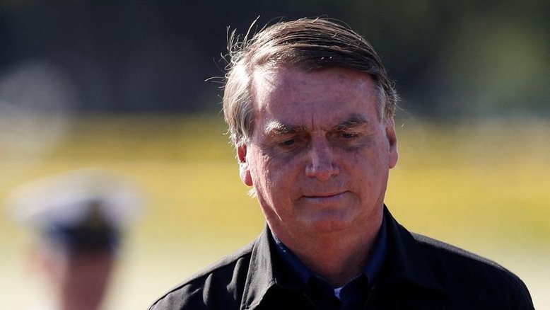 Bolsonaro comete infração de trânsito ao pilotar moto sem capacete no RS