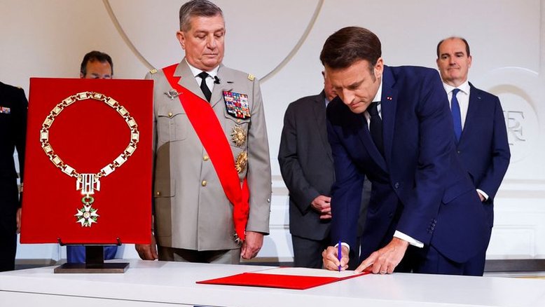 Macron promete nova abordagem ao tomar posse para segundo mandato