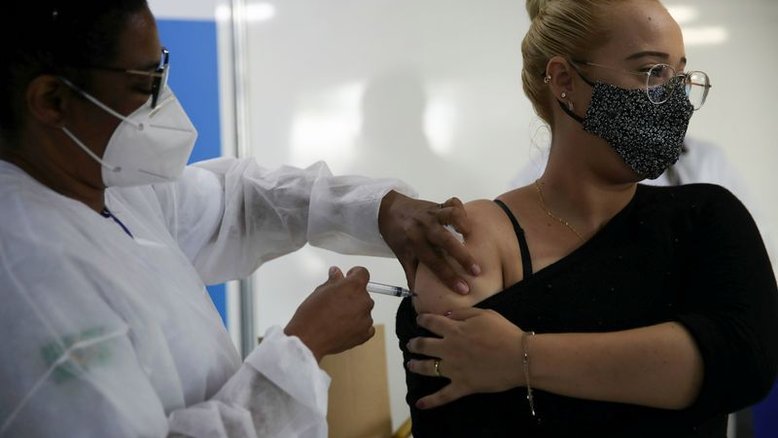Brasil tem 14.622 casos novos de Covid e mais 35 mortes, diz ministério