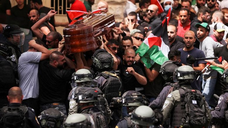 Polícia israelense agride palestinos em funeral de jornalista morta