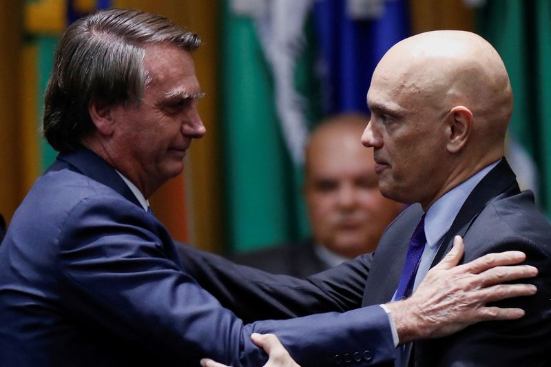 Moraes convida Bolsonaro para posse no TSE e ganha camisa do Corinthians, diz site