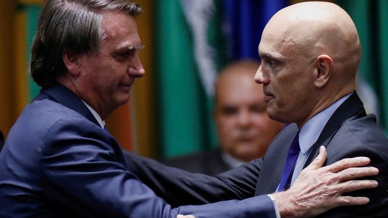Moraes convida Bolsonaro para posse no TSE e ganha camisa do Corinthians, diz site