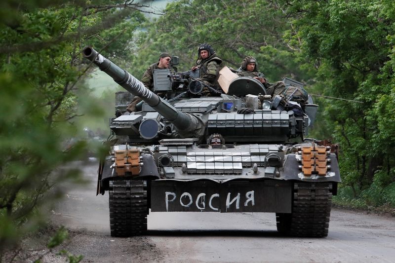 Soldados russos em tanque na região de Donetsk, durante a invasão da Ucrânia pela Rússia