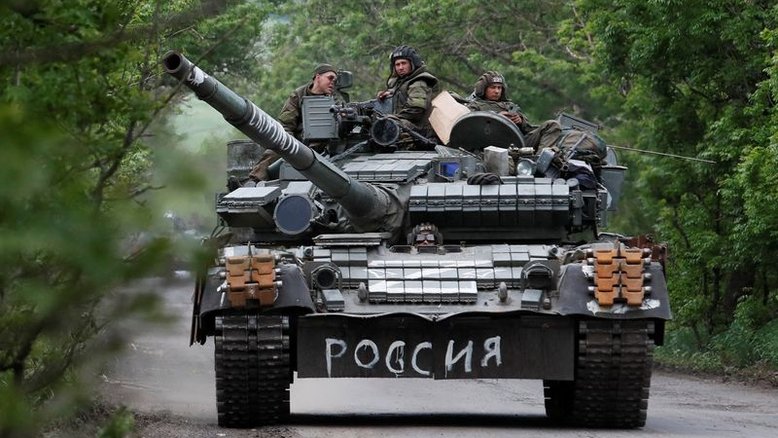 Soldados russos em tanque na região de Donetsk, durante a invasão da Ucrânia pela Rússia