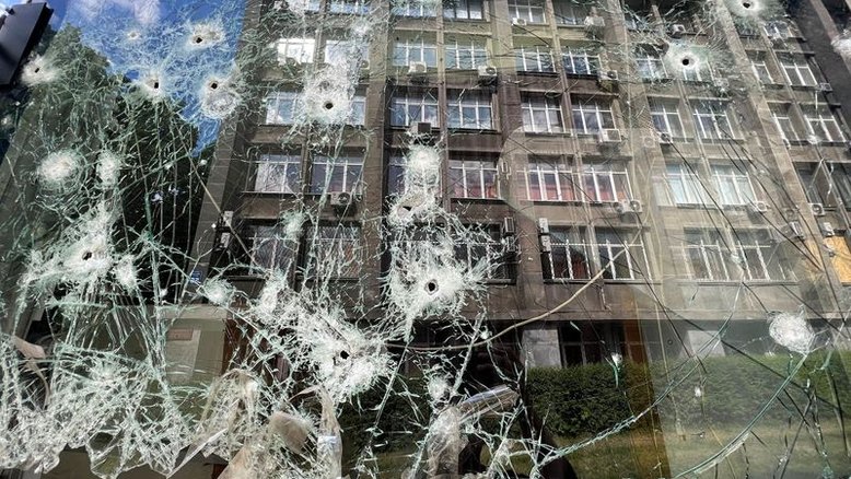Rússia ataca leste da Ucrânia; cidade enterra mortos em vala comum