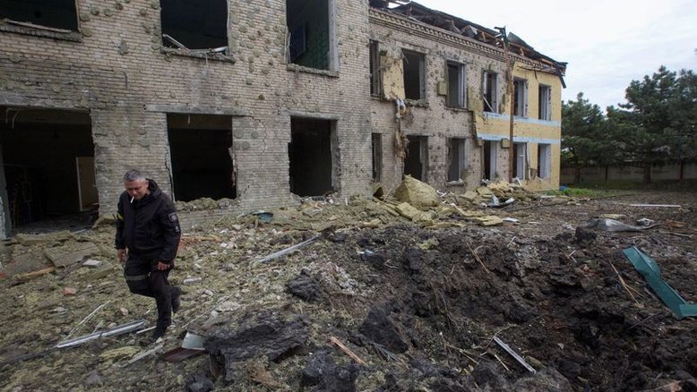 Forças russas alcançam rodovia importante perto de cidades na região de Donbas