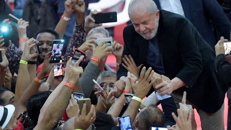 Lula chega a 48% das intenções de voto e abre 21 pontos para Bolsonaro, diz Datafolha