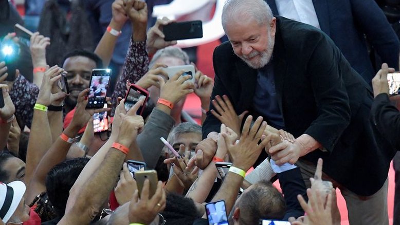 Lula chega a 48% das intenções de voto e abre 21 pontos para Bolsonaro, diz Datafolha