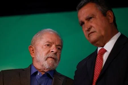 Lula e Rui Costa conversam após anúncio de ministros
