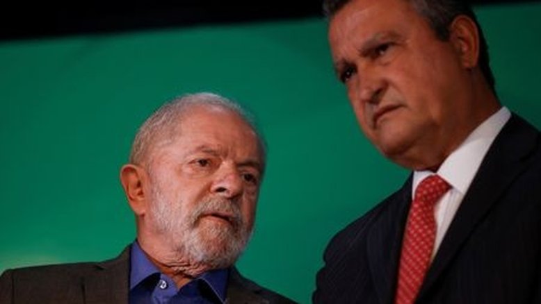 Lula e Rui Costa conversam após anúncio de ministros