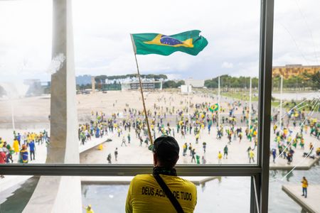 Bolsonaristas invadem e vandalizam Planalto, Congresso e STF; Lula decreta intervenção no DF