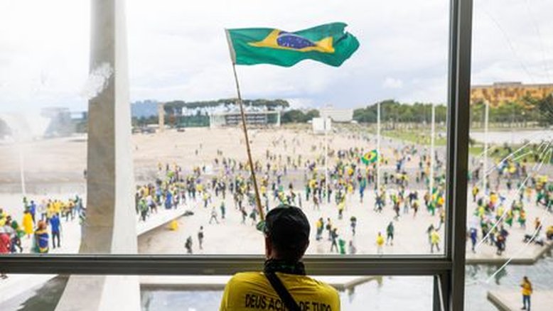 Bolsonaristas invadem e vandalizam Planalto, Congresso e STF; Lula decreta intervenção no DF