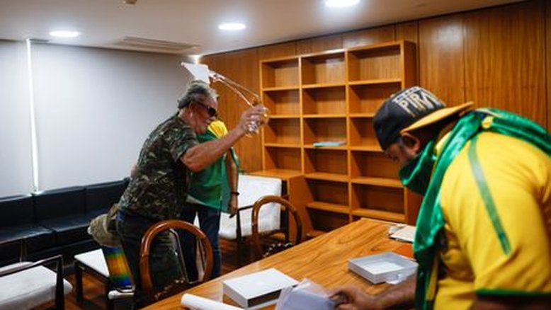 Lula decreta intervenção federal no DF e culpa Bolsonaro por invasões a Poderes em Brasília