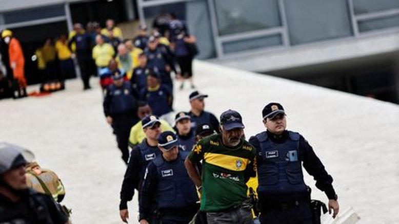 Bolsonaro diz que depredações e invasões de prédios públicos "fogem à regra" e repudia acusação de Lula