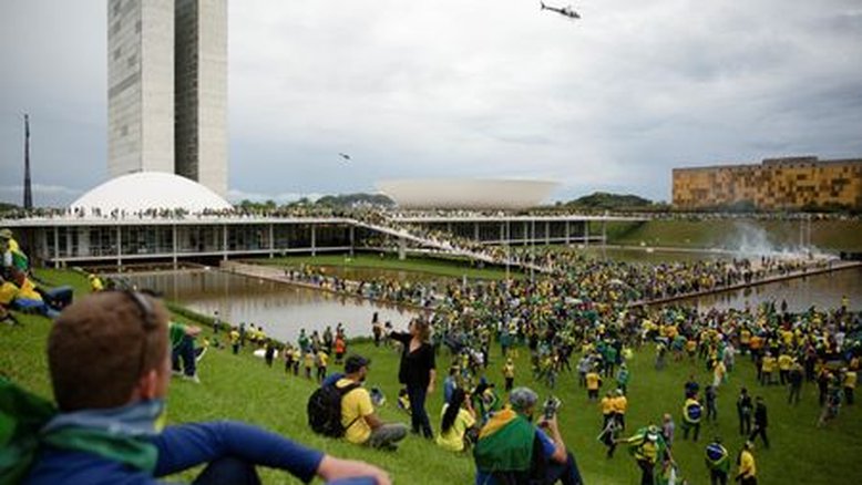 Moraes acata pedido da AGU e manda autoridades impedirem bloqueios e invasões de prédios públicos
