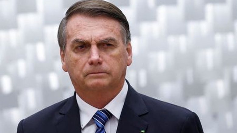 Bolsonaro levou em avião da FAB fuzil que ganhou de príncipe árabe, diz site