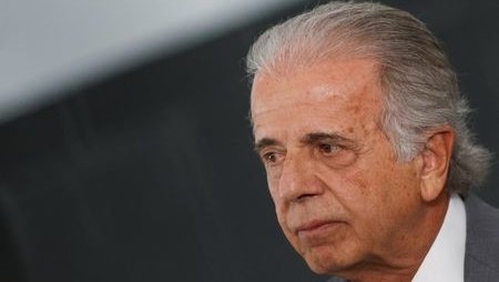 Múcio passa por fritura e senador é cotado para assumir Defesa