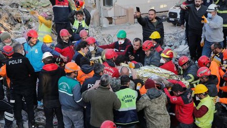 Adolescente é resgatado de escombros na Turquia 182 horas após terremoto