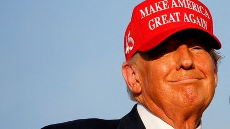 Justiça aceita acusação formal contra Trump por suborno a atriz pornô, diz jornal
