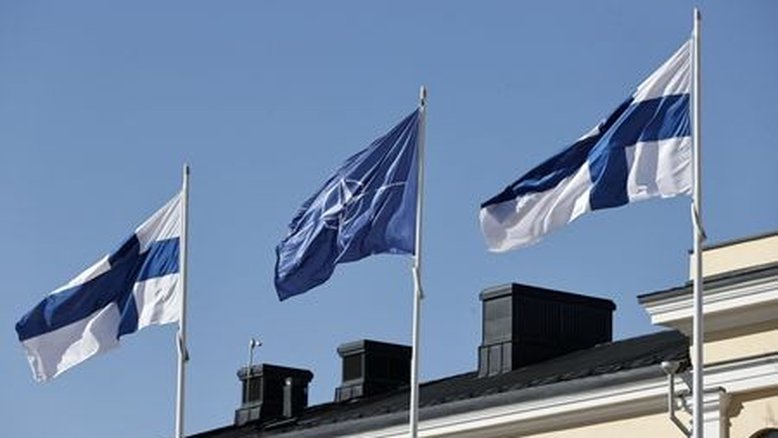 Bandeiras da Finlândia e da Otan no Ministério das Relações Exteriores finlandês, em Helsinque, Finlândia