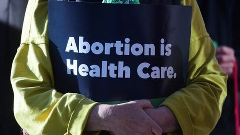 Legisladores do Kansas aprovam projeto de lei que sugere reversão infundada do aborto