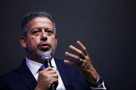 Lula perde o timing e vira refém de Lira
