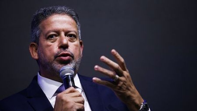Lula perde o timing e vira refém de Lira