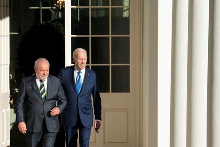 Lula diz que democratas precisam tomar decisão se Biden não estiver em condições de ser candidato nos EUA